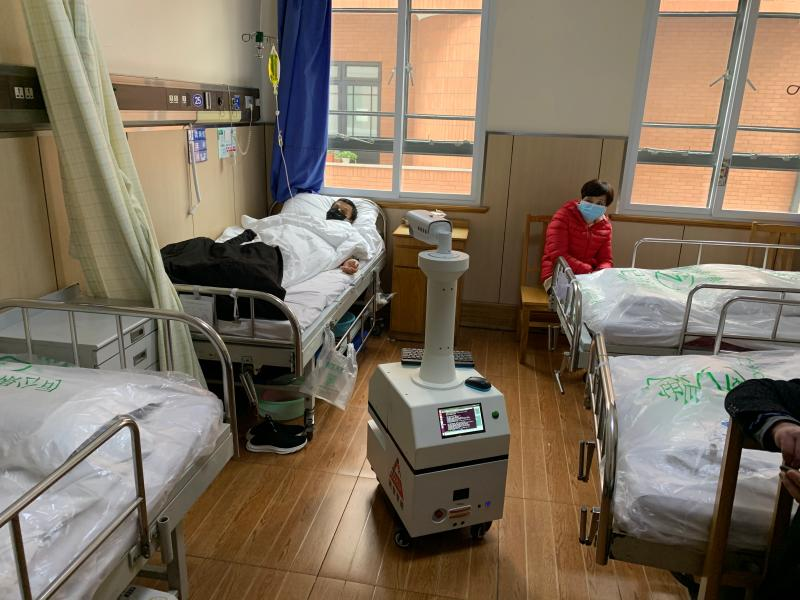 機(jī)器人“三劍客”！測(cè)體溫、會(huì)送藥、能消毒，就在閔行這里誕生……(圖1)